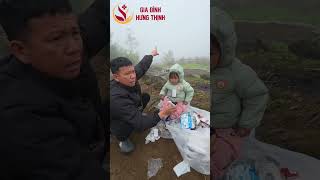 Trên nương đá những ngày đông buốt giá gặp các bạn nhỏ theo bố mẹ đi làm không đủ ấm.caohohungthinh