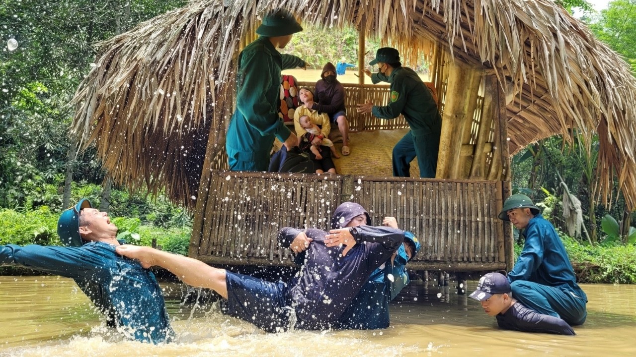 Полиция оперативно спасла мать-одиночку от гангстеров.