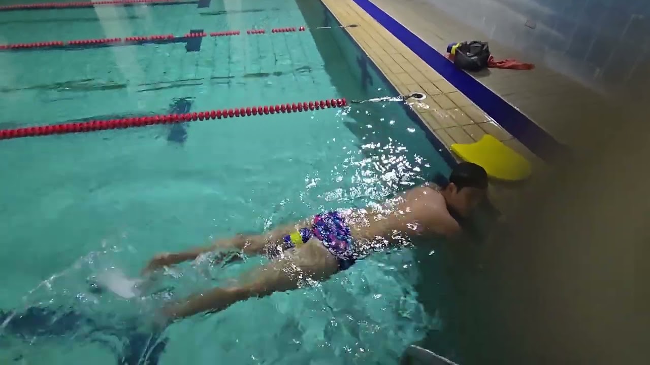 자유형 발차기 핵심  허벅지 쓰지말고 발목 스냅부터 하기!  허벅지는 나중에..)가장 기본적인것 부터 시작