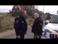 GPTV: Agressieve politie agent vliegt cameramannen aan op Vlieland
