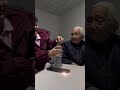 El bisnieto hizo una lámpara de botella para la abuela, es muy brillante y le gusta mucho