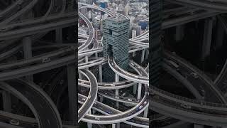 🏙 ek imaarat ke beech se mitravat jaapaanee avasanrachana raajamaarg! 🇯🇵