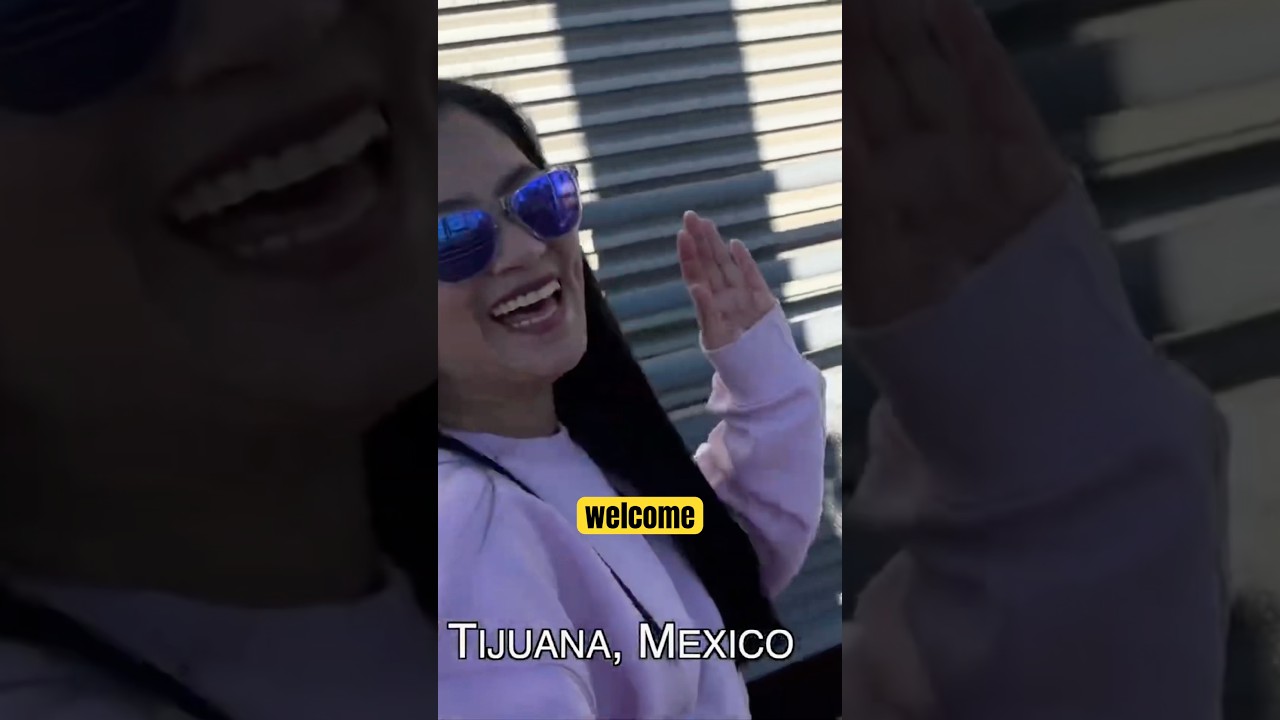 Филиппинки пересекают сухопутную границу с Тихуаной, Мексика, из Сан-Диего, Калифорния 