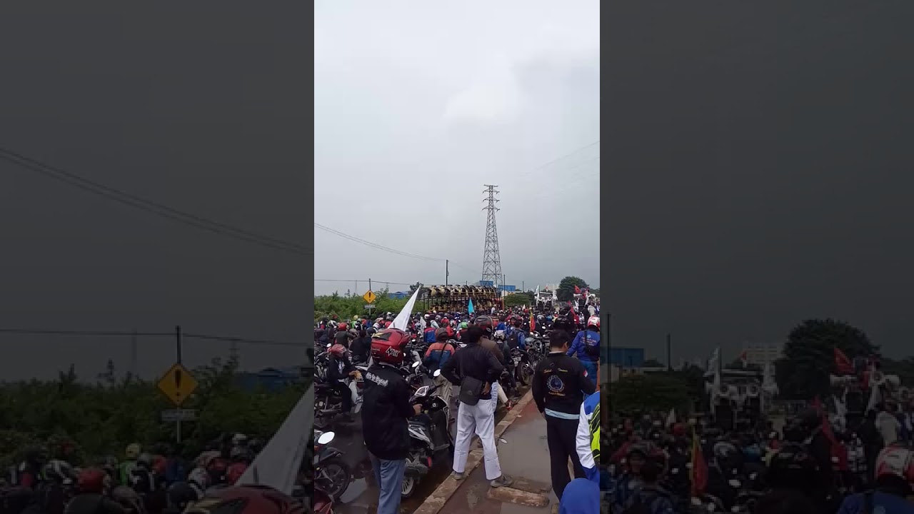 Demo buruh karawang tolak hadirny ...