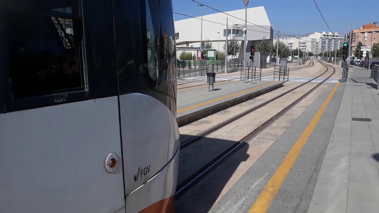 Tren Tram Vossloh 4100 saliendo del apeadero de creueta con pitada