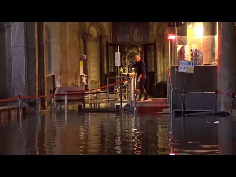 Acqua alta a Venezia: al lavoro nella Basilica di San Marco allagata