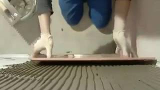 видео Как класть плитку на пол в ванной своими руками