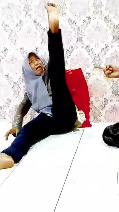 KORBAN SANTET..!! JIN DI DALAM TUBUH IBU INI TARIK SEMUA TALI BUHUL SIHIR DI KAKINYA #shorts