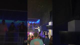 Se Desnuda En Una Discoteca