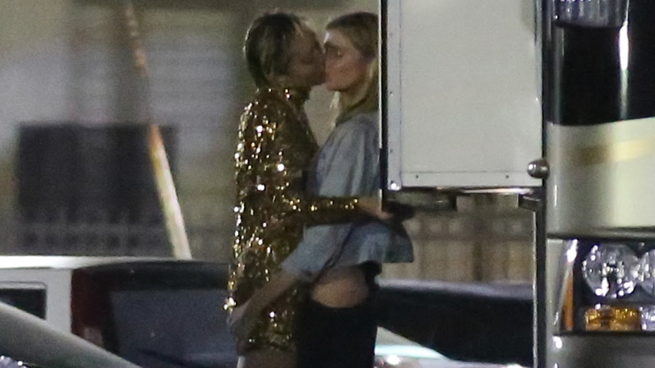 Miley Cyrus Makeout Sesh With Victoria S Secret Model