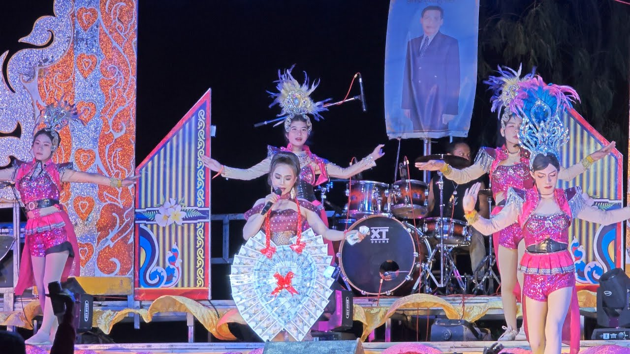 คอนเสิร์ตมหาสนุกหมอลำฝั่งลาว