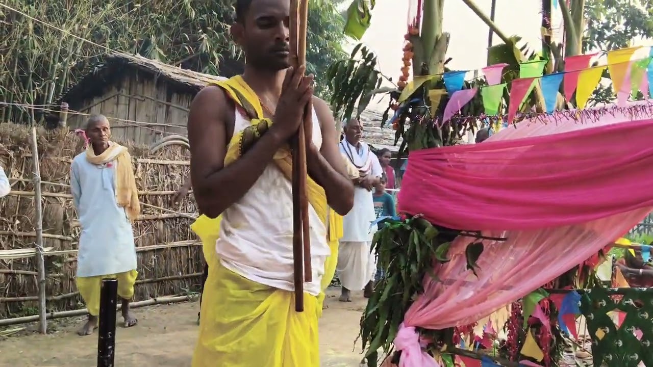 Jay mai matar baba nikojhiya puja me Jitendra bhagat guru dinanat baba ka arak uta rahe