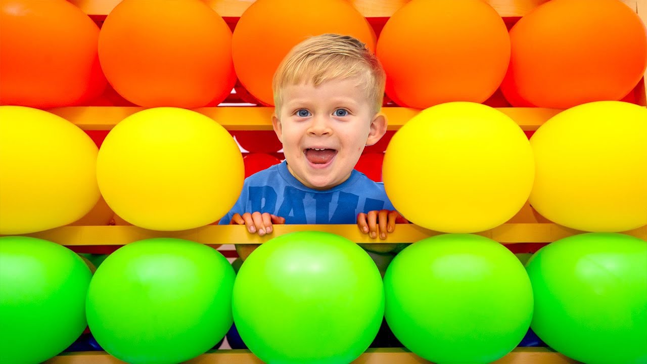 Cubo de globos y otros desafíos divertidos para niños con Oliver y mamá