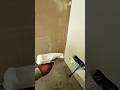 The technique of plastering building walls using white cement to smooth the surface #shorts