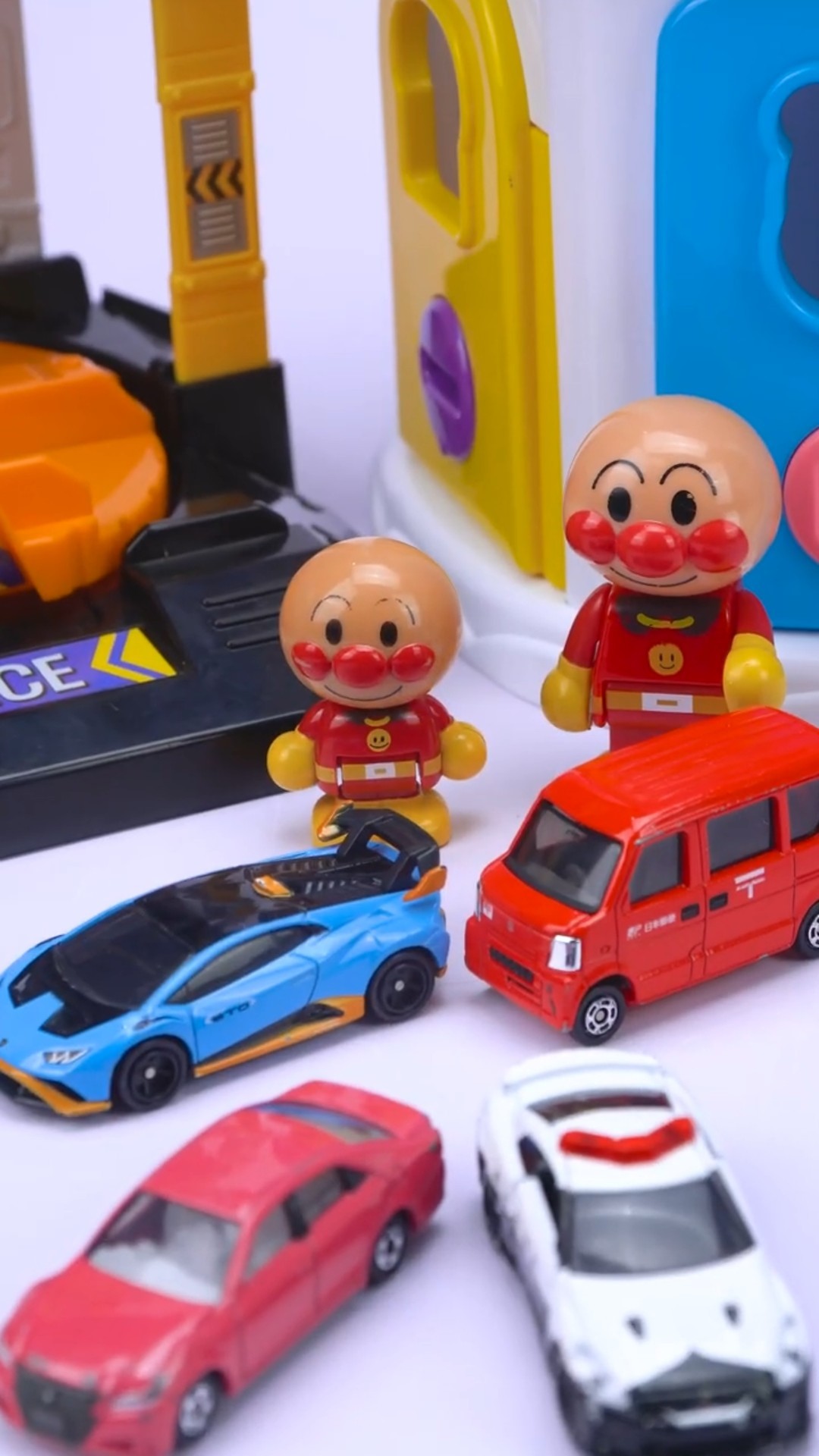 てさぐりボックスに入った ハッピーセットトミカを取り出します