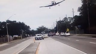 Un Avion Se Pose En Catastrophe Sur Une Route.