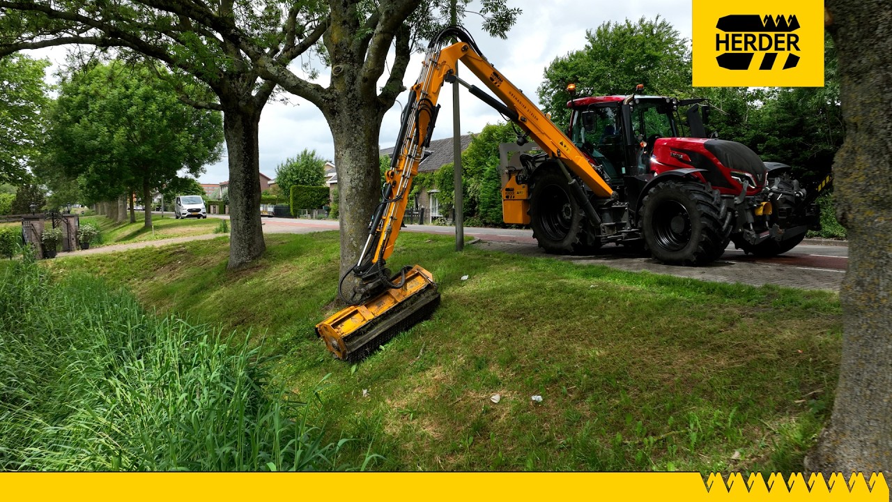 Herder Grenadier met KMU maaier – Bermbeheer in actie