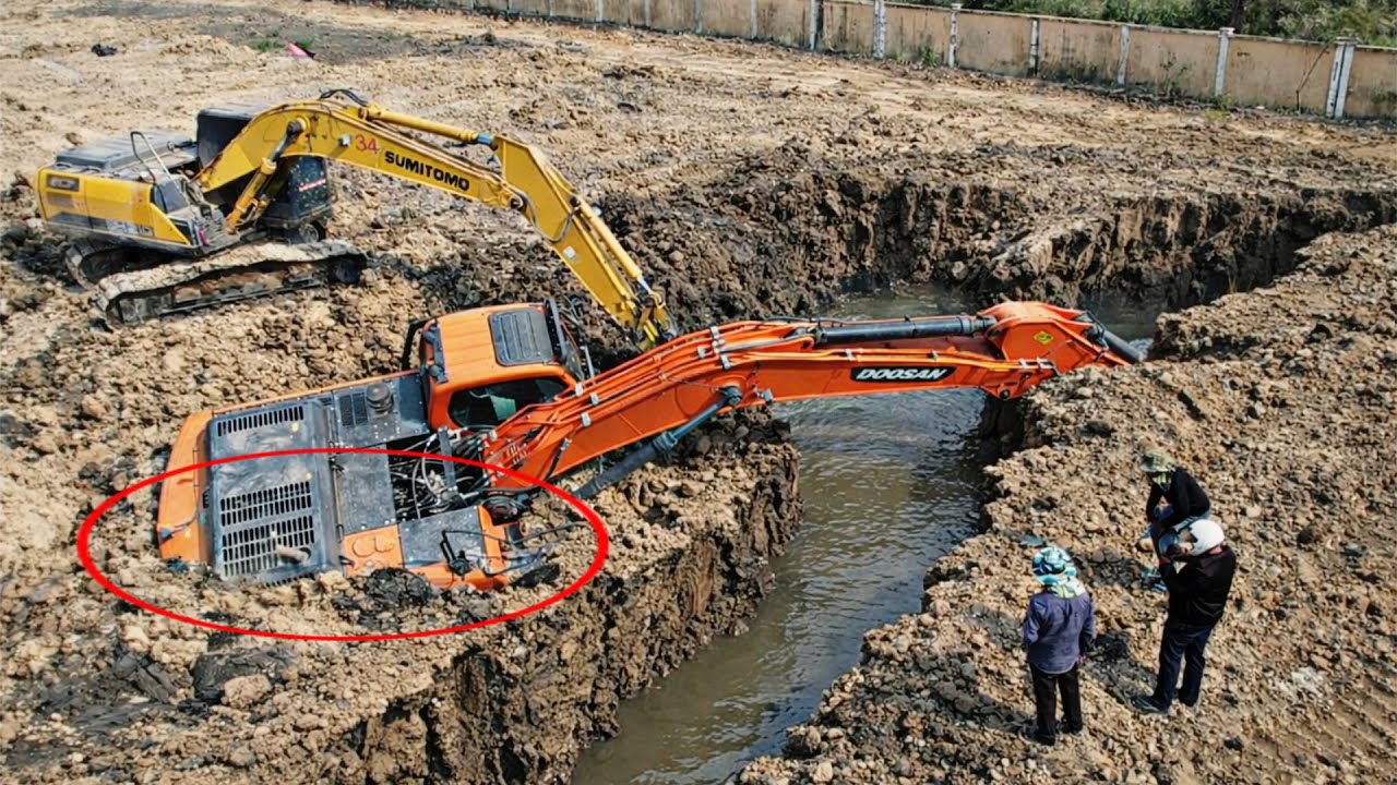 Extreme Construction Fail! Excavator Stuck in Mud – Crane Truck Recovery
