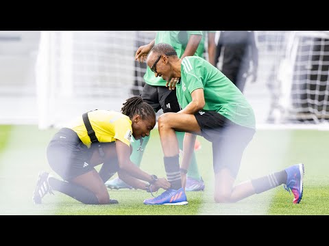 Video of referee Salima assisting President Kagame to tie his boot laces goes viral