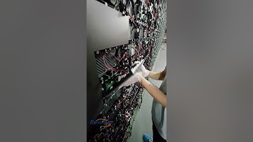Technicians are installing the P1.5 soft connection module.#shorts #led #eagerled #leddisplay