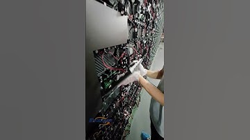 Technicians are installing the P1.5 soft connection module.#shorts #led #eagerled #leddisplay