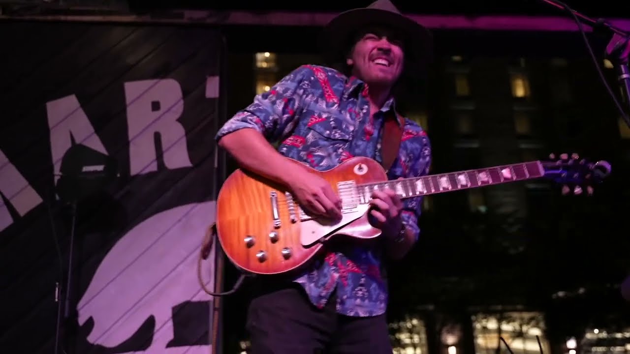 YouTubeでRovinj in the Moonlight live at Martins - November Blueを視聴