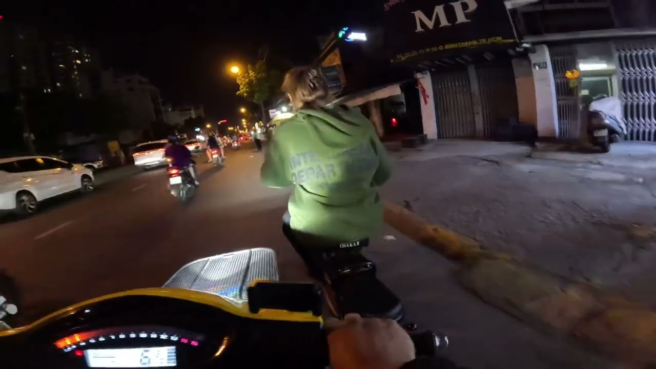 Bé  Đi lạc đường không gặp chú long không biết đêm nay ra sao nữa❤️❤️#xuhuong #automobile #longq9 ￼