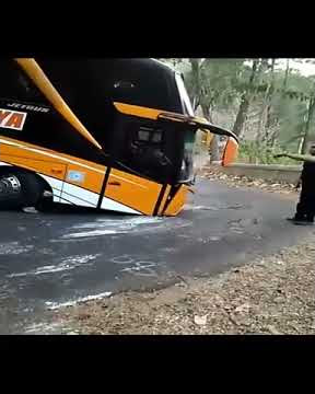 BUS STJ (SUDIRO TUNGGA JAYA) masuk alas tunggangan jatiroto,wonogiri di jalur yang sempit