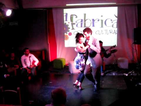Adri Laplaca y Gerardo Lionetto - improvización sobre guitarra de Héctor Tortosa.AVI