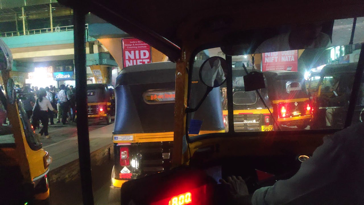 Chaotic, Disordered & extremely noisy traffic outside Thane station West (Autos)
