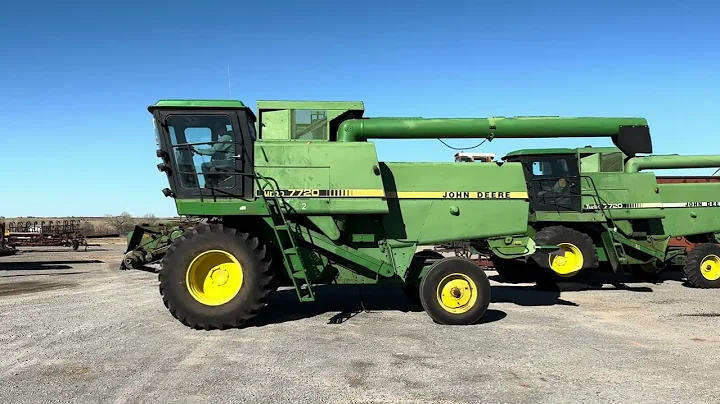 Entz Auction & Realty – LOT 9438 - 1983 JD 7720 COMBINE
