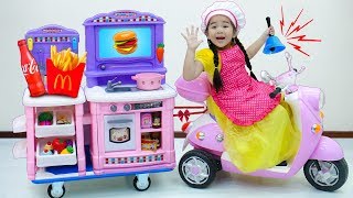Suri Pretend Play Cooking Magic Giant Fast Food with her Food Truck Toy