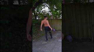 Download Lagu De mannen doen een challenge en Okke verliest! 😂 #short #shorts #tomaat MP3