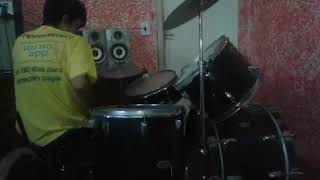 Tocando jennete mcurdy na bateria