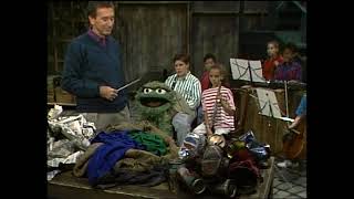 Clic Sesame Street - Bob Oscar And The Kids Sings Three Of These Things Bunches Of Trash And Bob
