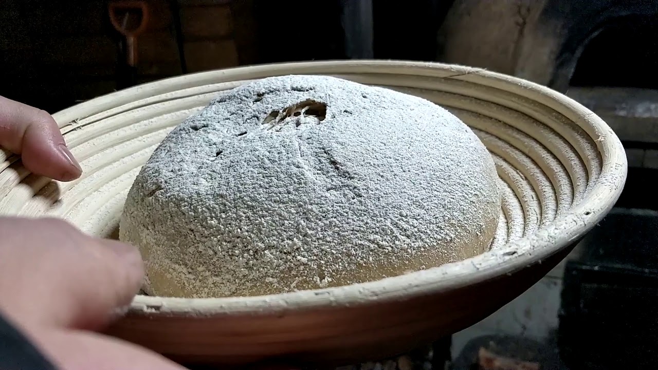 Pečení chleba v domácí jílové peci