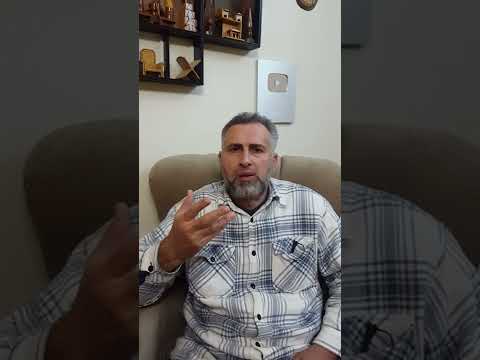 لماذا يقوم الببغاء الأليف بترجيع الطعام كأنه يستفرغ