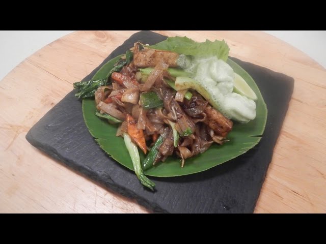 Vegetable Pad Thai Noodles with Basil Foam | Sanjeev Kapoor Khazana