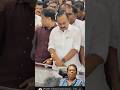 സങ്കടത്തോടെ മുഖ്യമന്ത്രി വി ഡി സതീശൻ കുമാറിന് പൂക്കളർപ്പിക്കുന്നു|v d satheeshan visits saleem kumar