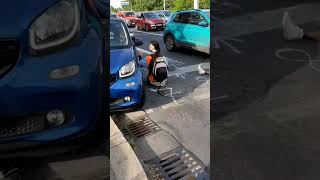 "Finger weg von meinem Auto!", Fahrerin umfährt Blockade Letzte Generation, Radfahrer blockiert screenshot 5