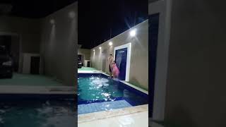 Pulando Na Piscina Com Meu Irmão De Noite