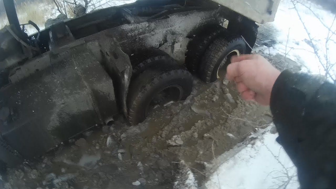 Еду на камазе и буксую в глине