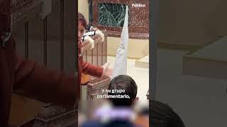 Una diputada de Podemos en Murcia entrega un capirote del Ku Klux Klan al líder de Vox