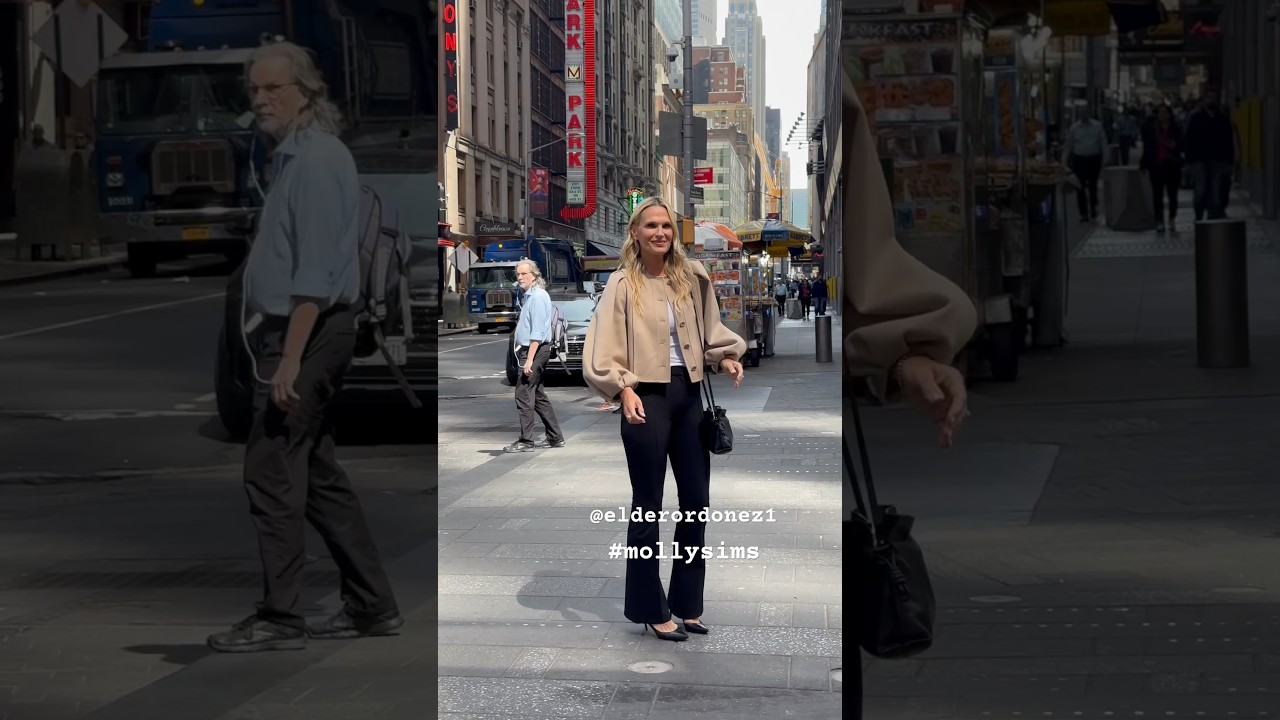 Molly Sims looking Extremely Beautiful ❤️Posing for the 📸  In Times Square New York  