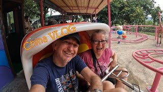 China VLOG: Viel zu viele Kinder im Jianghui Amusement Park!
Eigentlich sollte es ein ganz entspannter Besuch im recht kleinen Jianghui Amusement Park werden, der aber laut rcdb.com immerhin drei Achterbahnen haben sollte. Zwei der drei gelisteten Achterbahnen waren nicht mehr da, dafür aber gefühlt alle Schulkinder der umliegenden Städte.
Ob wir dennoch einen guten Tag im Park hatten und was eine Jungle Mouse ist, erfahrt ihr im Vlog.
Viel Spaß beim Schauen! China VLOG: Viel zu viele Kinder im Jianghui Amusement Park!