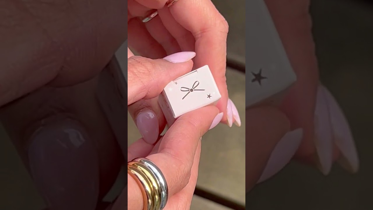 Everyday Vacay Coconut Lip Oil helps to hydrate and nourish lips with a natural, glossy finish! 🥥💋🤎