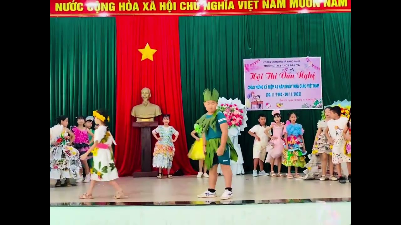 Bộ sưu tập Thời trang tái chế với chủ đề “ Hơi thở xanh” lớp 3B 