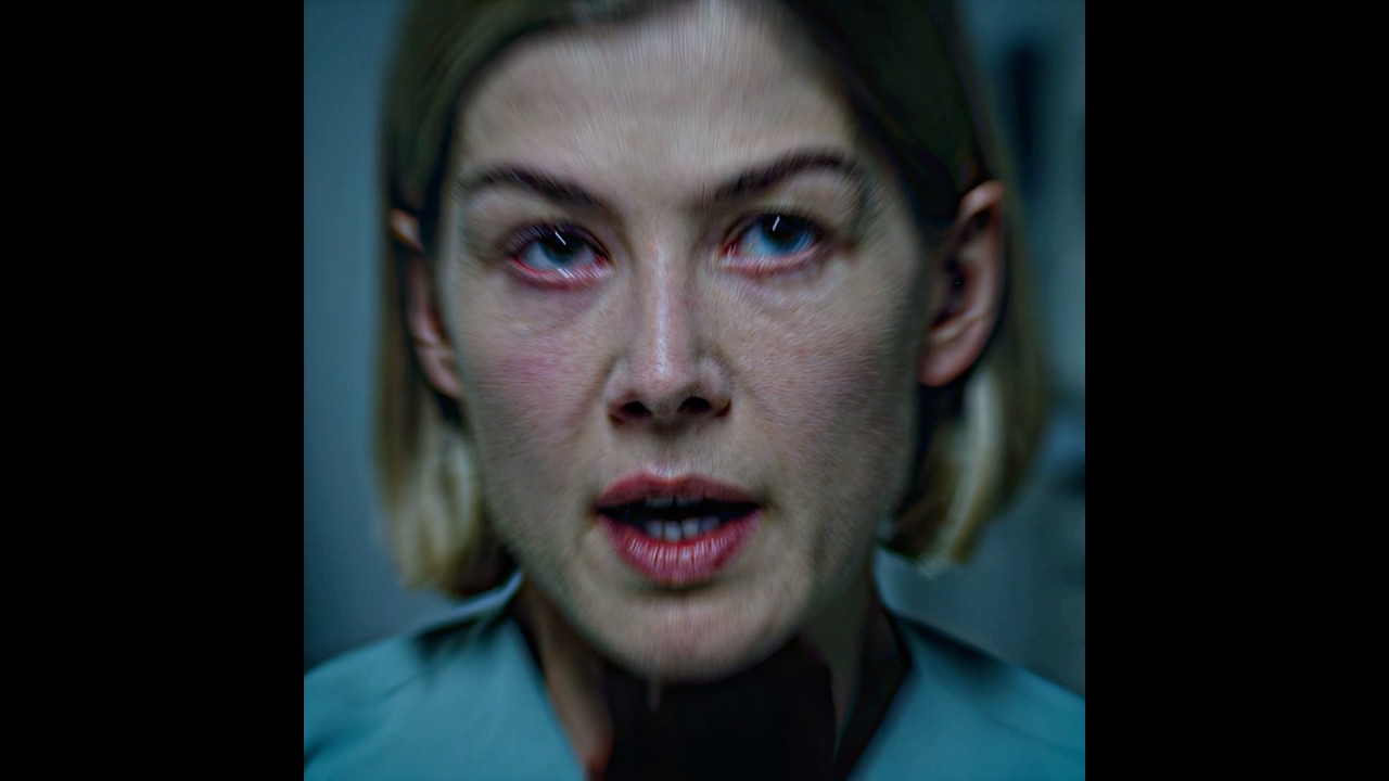 The wife fakes her disappearance./🎬Gone Girl (2014)/