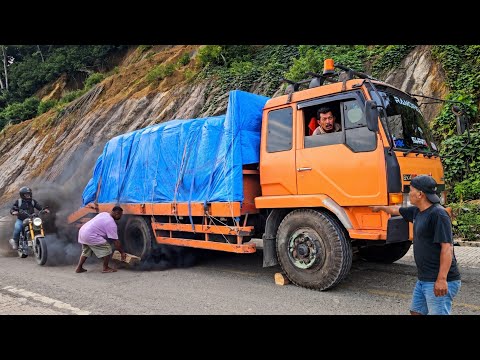 Akibat BermasaLah - Truk Tronton Ini Habis Tenaga di Tanjakan Batu Jomba