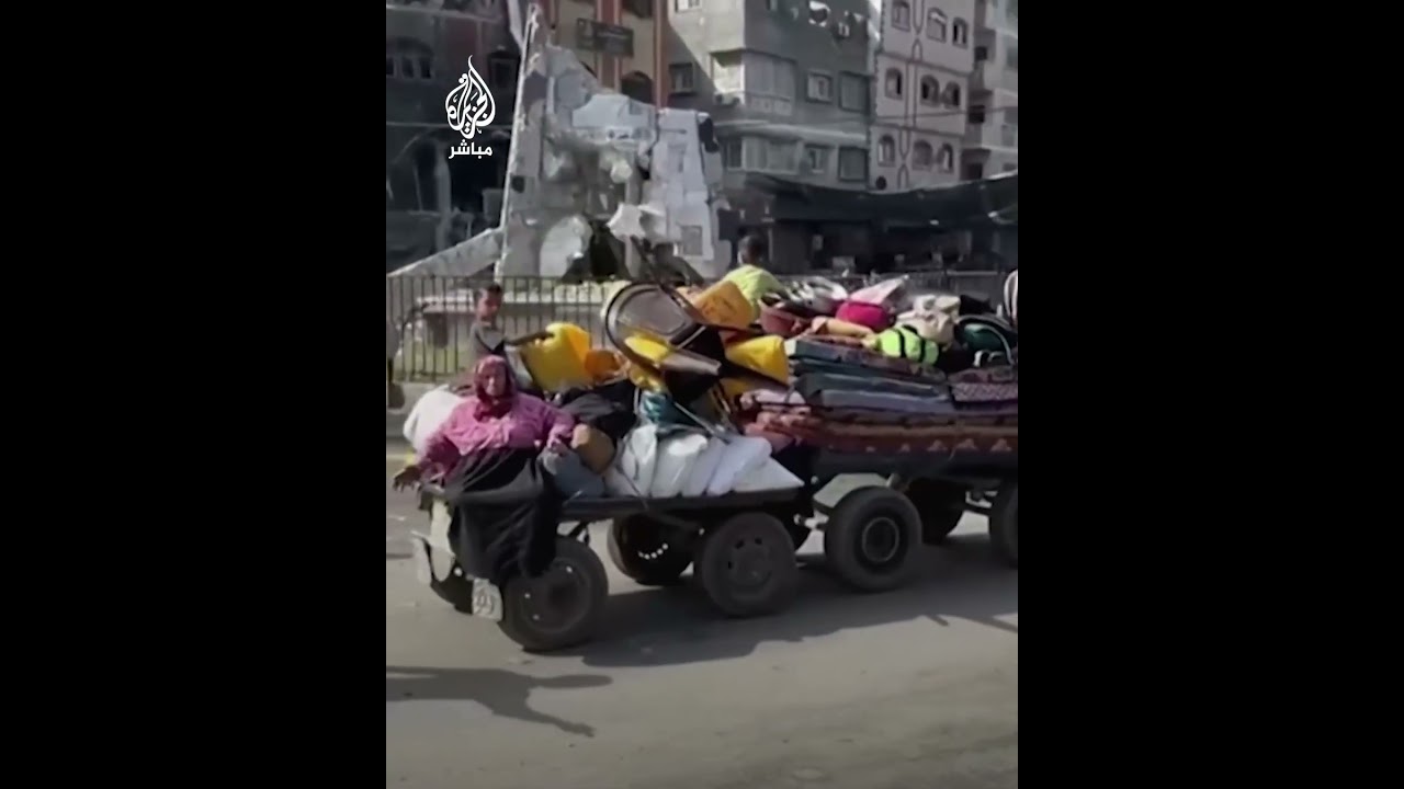 لقطات لمئات الأهالي الفارين من #رفح بحثًا عن مأوى آمن لهم بعد اجتياح المدينة من قبل الاحتلال